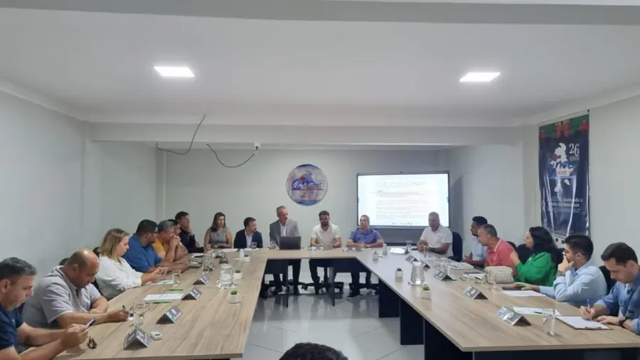 Equipe da Fruticultura UFES reunida com produtores e parceiros em mesa de trabalho