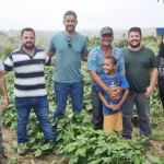 Equipe da Fruticultura UFES com produtores em lavoura do norte capixaba