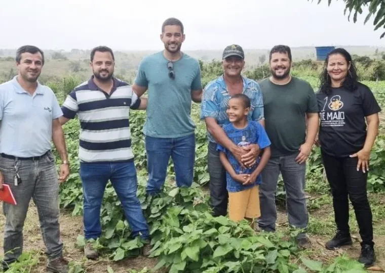 Equipe da Fruticultura UFES com produtores em lavoura do norte capixaba