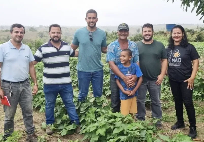 Equipe da Fruticultura UFES com produtores em lavoura do norte capixaba