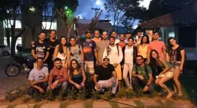 Alunos da turma reunidos à noite no campus